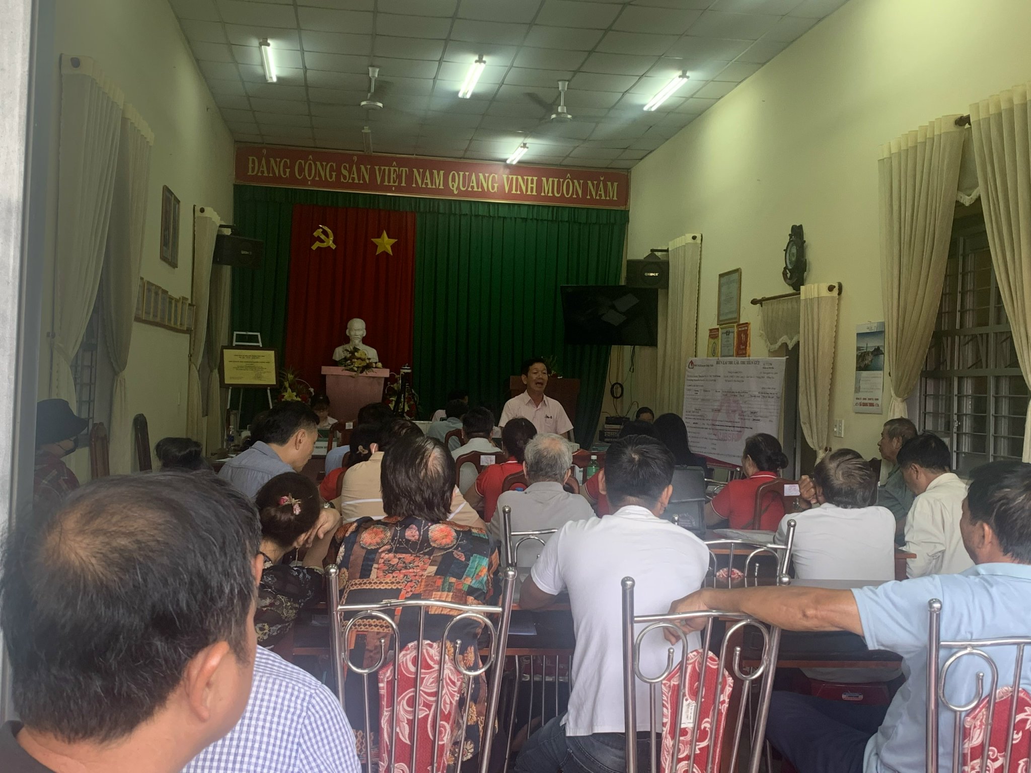 Hình ảnh : Quang cảnh buổi giao dịch  tại điểm giao dịch xã Gia Kiệm